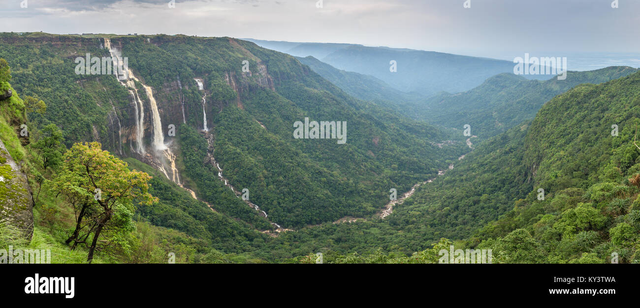 Meghalaya, Haïfa, en Inde. Beau panorama des sept Sœurs cascades près de la ville de Haïfa Au Meghalaya, nord-est de l'Inde. Banque D'Images