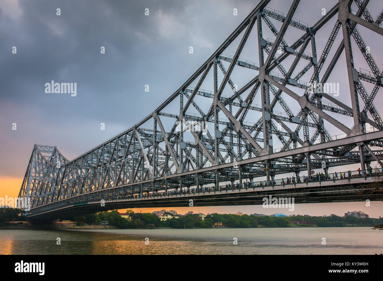 Howrah Bridge sur la rivière Hooghly pendant le coucher du soleil à Kolkata, Inde Banque D'Images