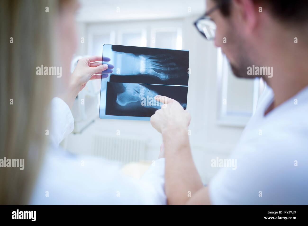 Deux médecins holding x-ray de pied humain. Banque D'Images