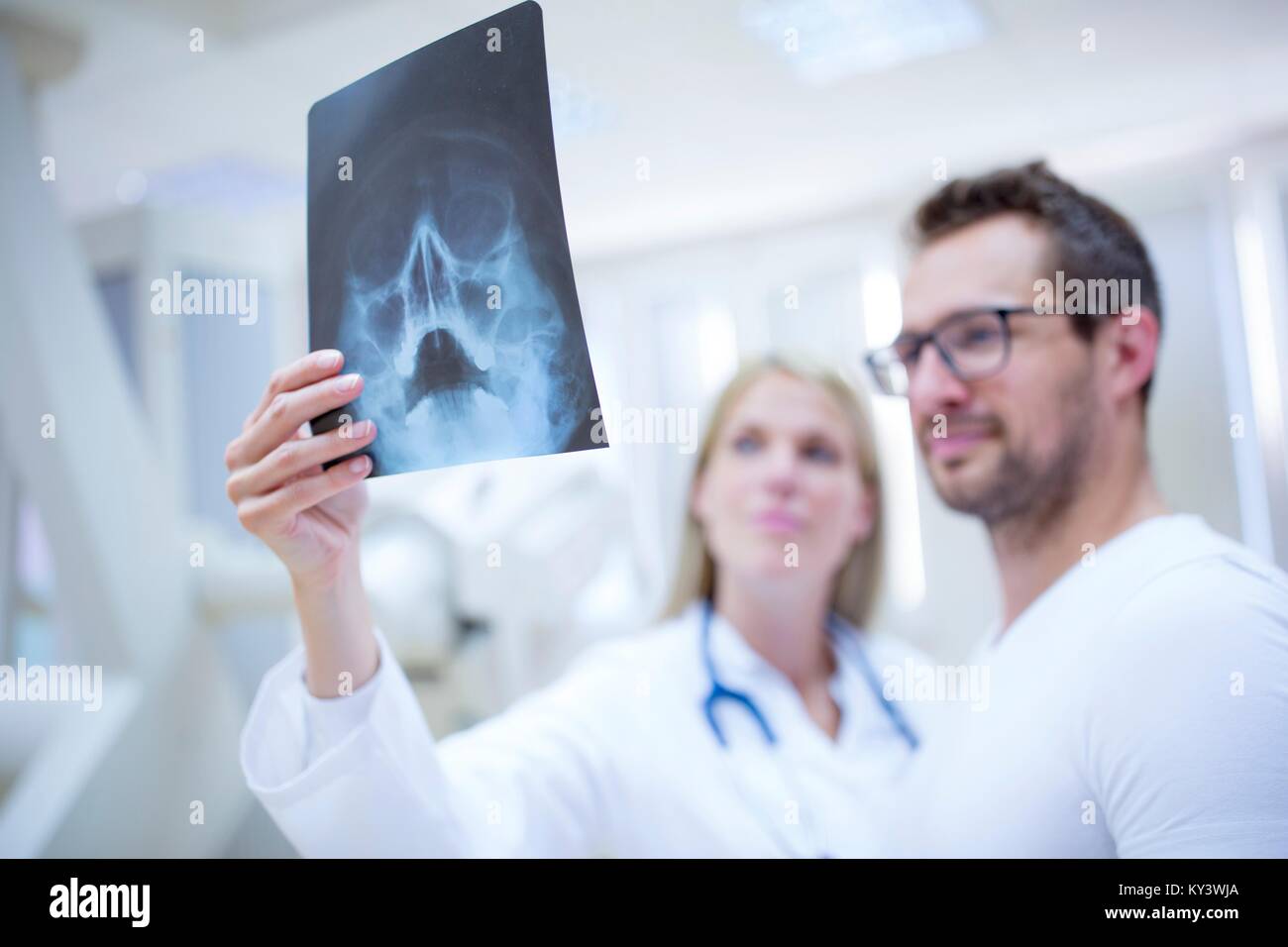 Deux médecins holding x-ray de crâne humain. Banque D'Images