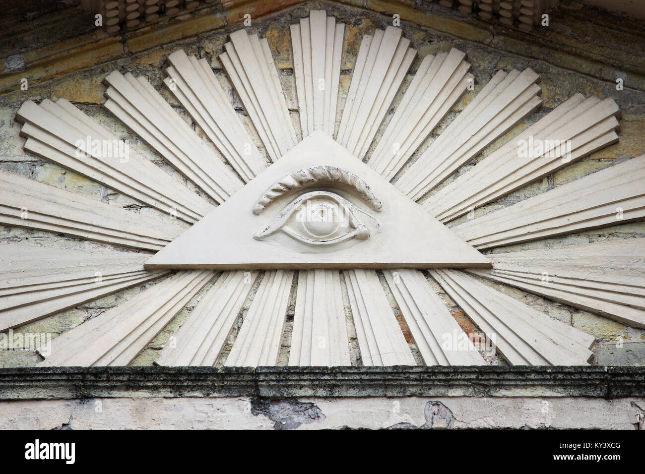 The All Seeing Eye. La représentation maçonnique d'Osiris. Triangle et l'œil qui est associé à l'Illuminati. Église luthérienne de la ville de Gat Banque D'Images