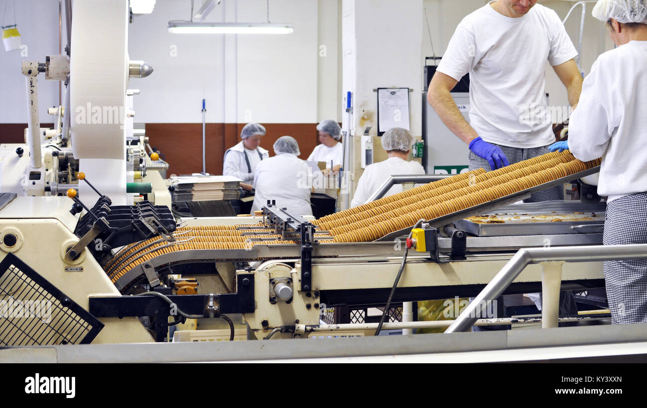 Trier les biscuits sur une courroie de convoyeur dans une usine - production dans l'industrie alimentaire Banque D'Images