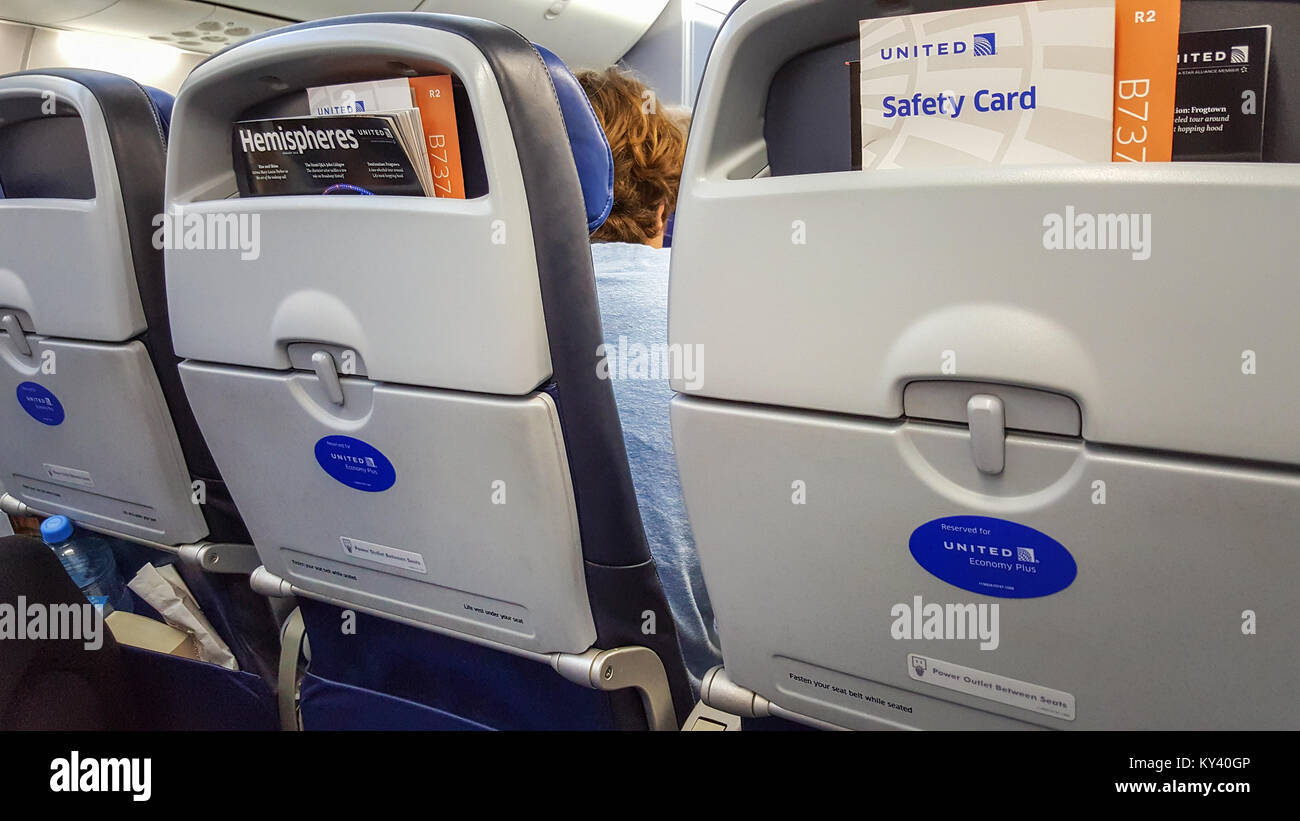 DENVER, Colorado, USA, 30 décembre 2017 - sièges Economy Plus dans un avion Boeing 737 de United Airlines. Carte de sécurité de United Airlines et Hemisphere Banque D'Images