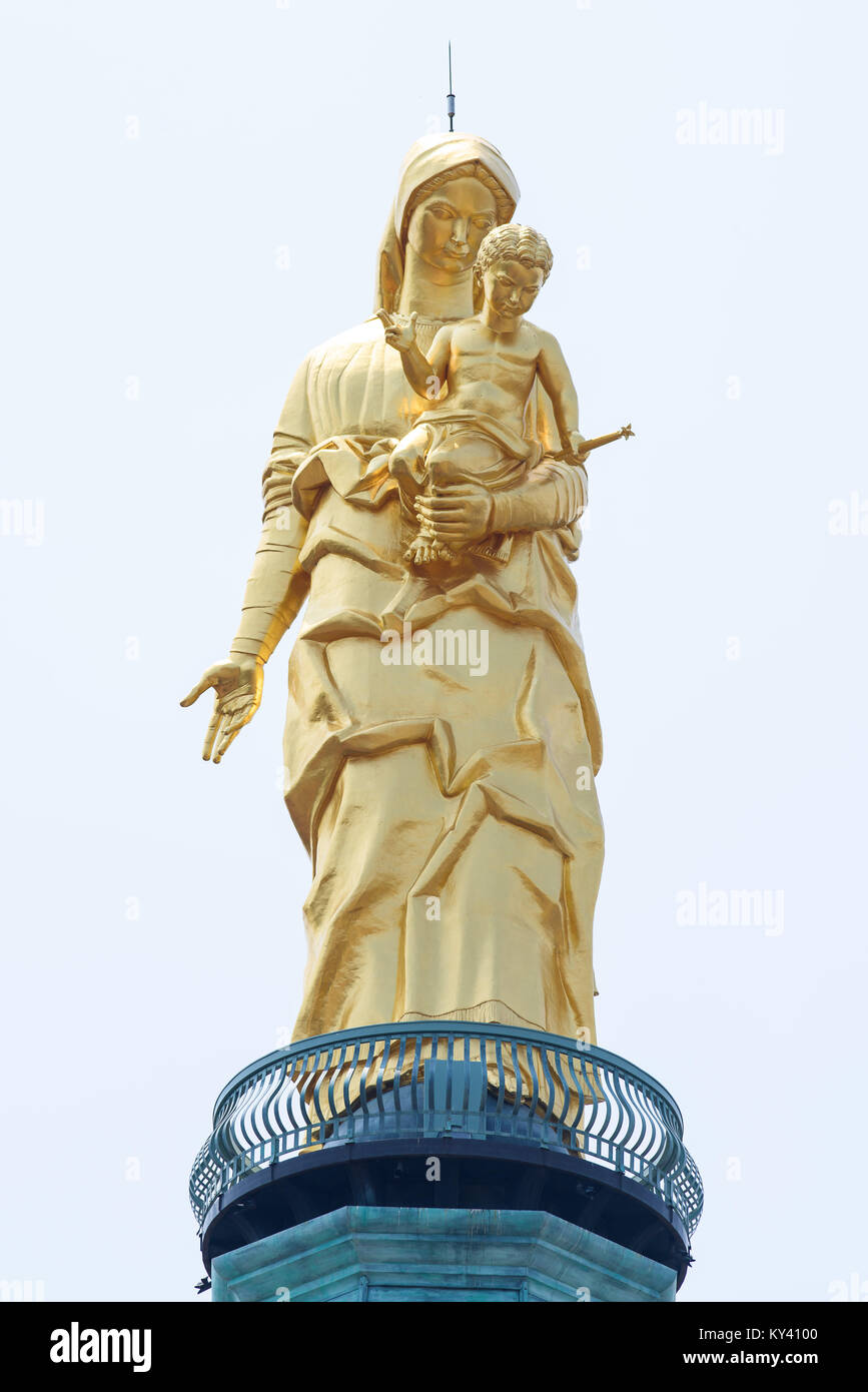 Statue d'or de la Vierge et l'enfant sur le dessus le sanctuaire de Notre-Dame de la Garde à Tortona Banque D'Images
