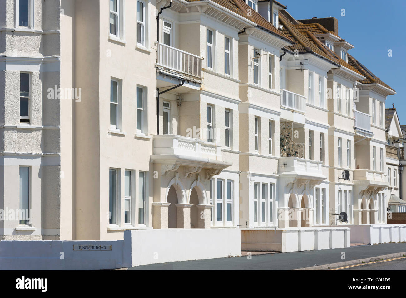 Maisons en bord de mer sur l'Esplanade, Jalhay, East Sussex, Angleterre, Royaume-Uni Banque D'Images