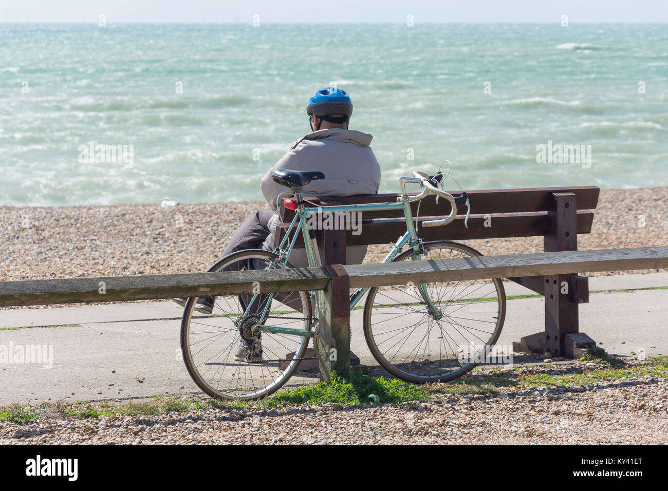 Le cycliste se détendre sur la plage, esplanade, Seaford Seaford, East Sussex, Angleterre, Royaume-Uni Banque D'Images