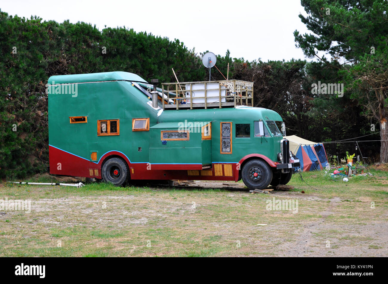 Camping-car maison, camping-car en Nouvelle-Zélande avec un ancien véhicule AEC, un camion ou un autocar. Oddity unique Banque D'Images