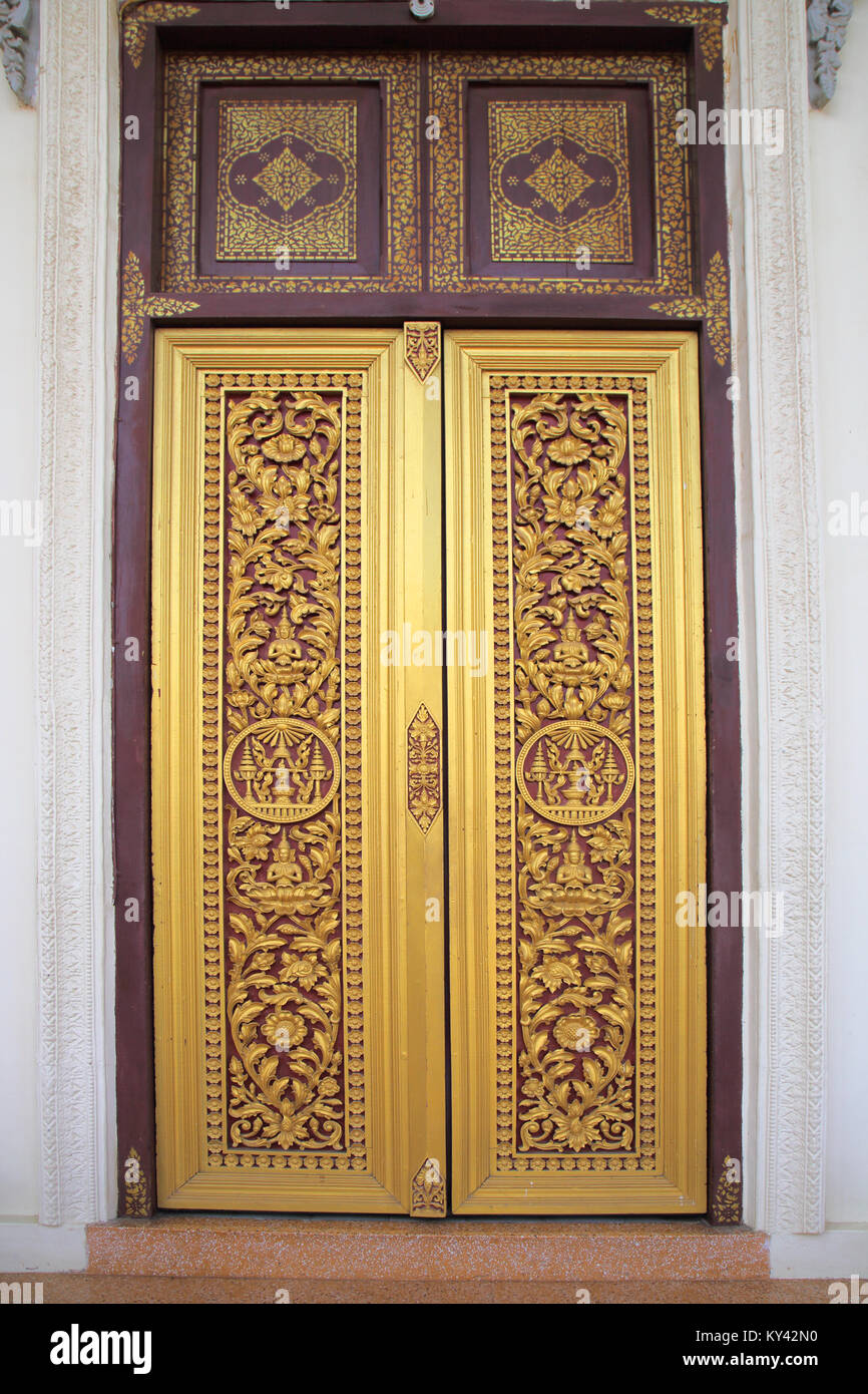 Porte d'or au palais royal doré à Phnom Penh, Cambodge Banque D'Images