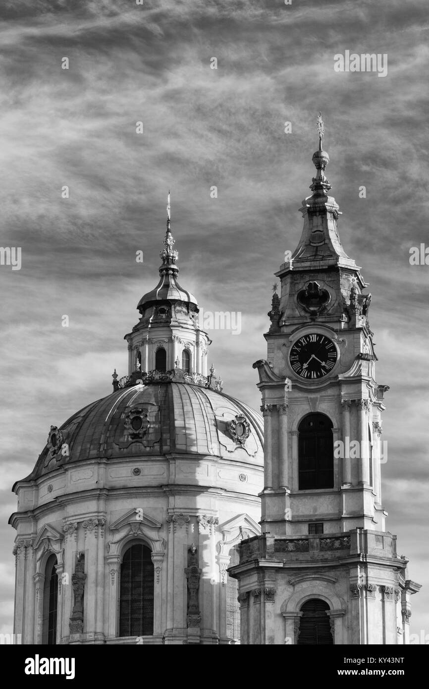 Église Saint Nicolas à le quartier de Mala Strana (ville basse) au lever du soleil, à Prague, en République tchèque. Banque D'Images