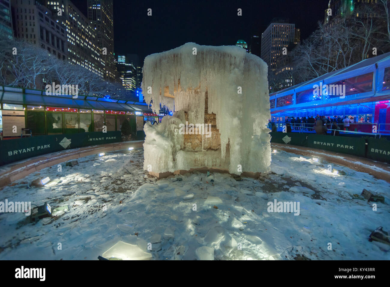 Les visiteurs de Bryant Park à New York s'arrêtent à la Josephine Shaw Lowell Memorial fontaine qui est devenu une sculpture de glace par temps froid le Mardi, Janvier 2, 2018. La ville a émis un avis météorologique depuis entre 1 et 3 pouces de neige est prévue le jeudi, suivie d'un froid mordant les chiffres au cours de la fin de semaine. (© Richard B. Levine) Banque D'Images