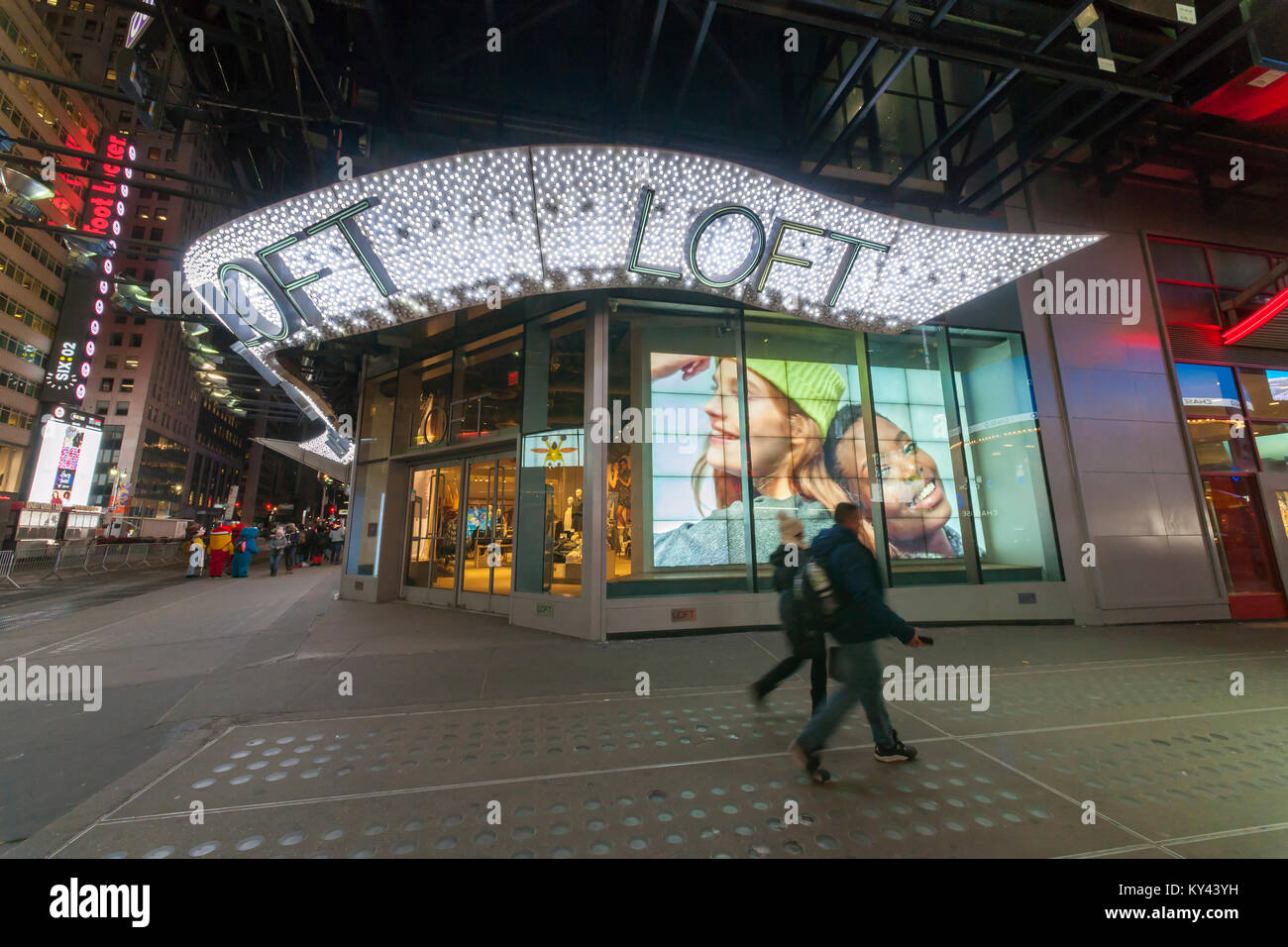 Un Loft store, une marque de l'Ascena Retail Group, à Times Square à New York le mardi, Janvier 2, 2018. L'Ascena Retail Group contrôle un certain nombre de marques telles que Ann Taylor, Dressbarn et Lou & Gray, entre autres.(Â© Richard B. Levine) Banque D'Images