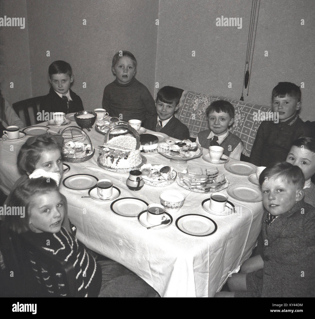1950 La Grande-Bretagne et pas de boissons sucrées gazeuses en vue  !.....tableau historique d'un groupe de jeunes enfants - beaucoup de  garçons portent des cravates ! - Assis ensemble autour d'une table