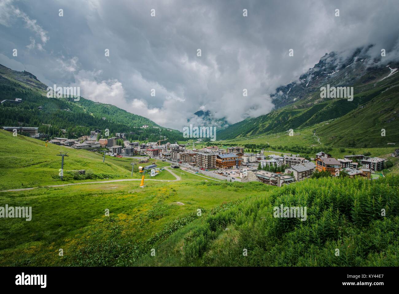 Le temps orageux dans la station alpine de Breuil-Cervinia Italie du Nord. Paysage d'été, Banque D'Images