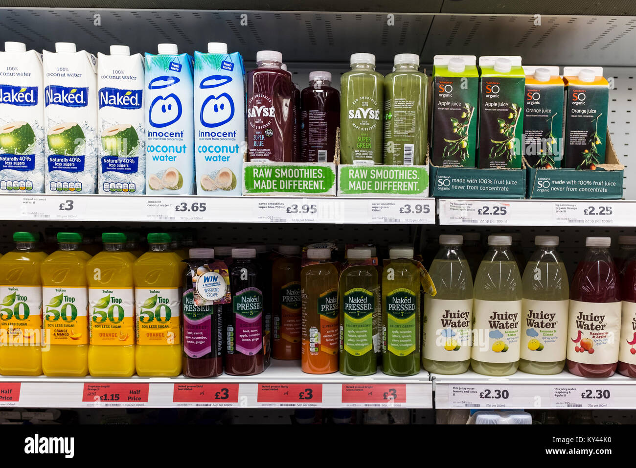 Smoothie et autre type de bouteilles de jus de fruits sur l'affichage sur les tablettes des supermarchés, UK Banque D'Images