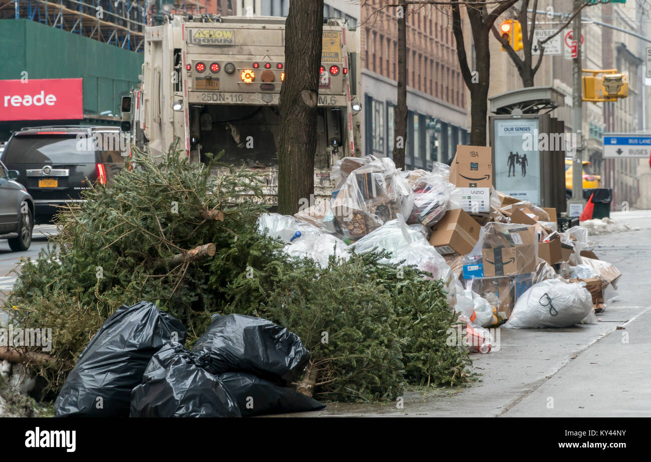 Sacs de ramassage attendent à New York le Jeudi, Janvier 11, 2017. Comme la neige fond de notre récente tempête et des températures glaciales le ministère de l'assainissement commence à reprendre l'ensemble de la montagne d'ordures, aggravé par les arbres de Noël et de l'utilisation des déchets domestiques de cadeaux de Noël. (Â© Richard B. Levine) Banque D'Images