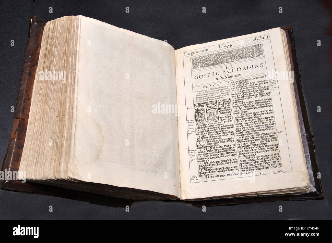 L'édition 1611 de la version du roi Jacques de la Bible, s'ouvrir à la première page du Nouveau Testament. À partir de l'anche à la Collection des livres rares de la Bibliothèque publique de Dunedin, Dunedin, Nouvelle-Zélande. Banque D'Images