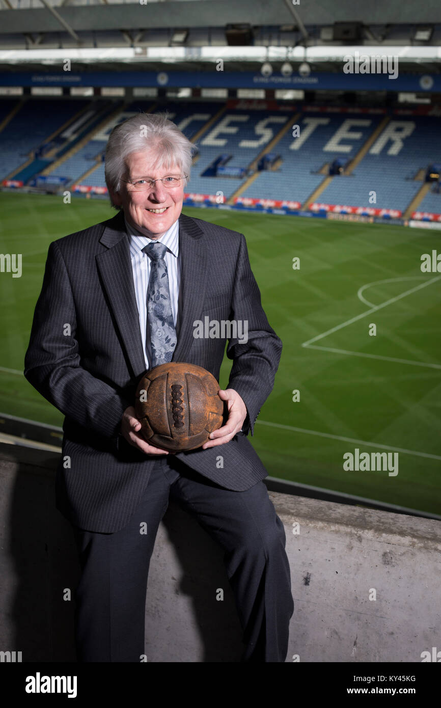 John Hutchinson, l'historien et archiviste du club, illustré à l'intérieur de Leicester City's King Power stadium, tenant un football vintage utilisé dans la saison 1928-29, partie d'un affichage permanent de l'événement à la terre. Le club de football local, Leicester City, étaient sur le point d'être surprise gagnants de la Premier League anglaise dans la saison 2015-2016. Banque D'Images