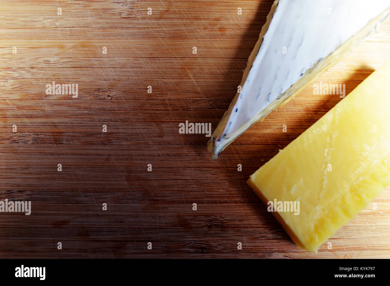 Le fromage sur un plateau de fromages Banque D'Images