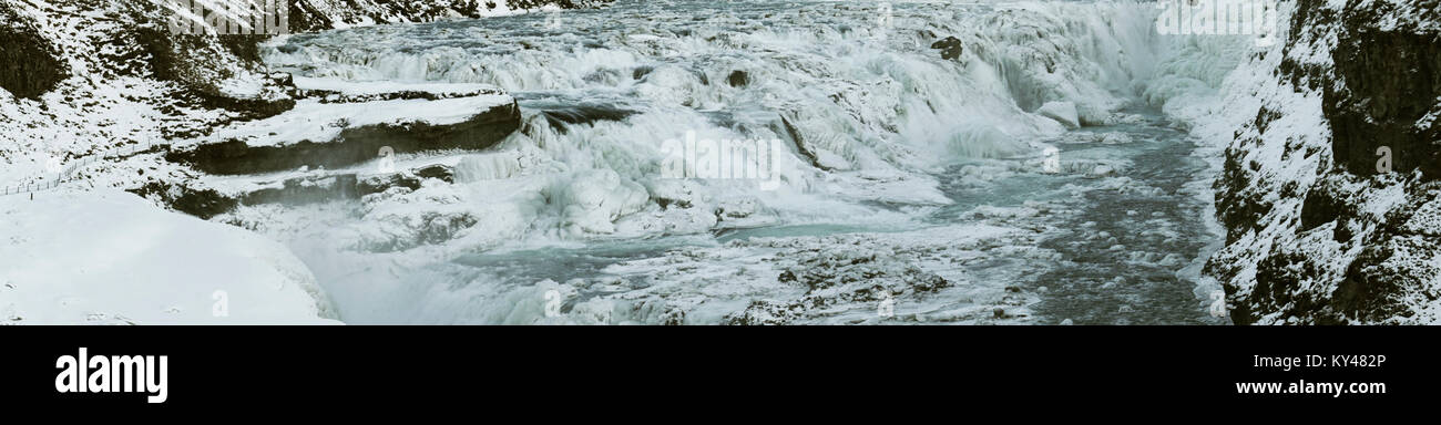 Image de la cascade Gulfoss sur la rivière Hvita Olfusa en Islande au cours de l'hiver. Les chutes sont une attraction touristique très fréquenté en Islande sur le cercle d'or. Image 2018 Banque D'Images