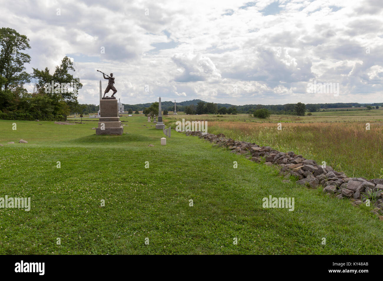 Vue sur le mur de pierre à la ligne des hautes eaux, cimetière Ridge, Gettysburg National Military Park, Virginia, United States. Banque D'Images