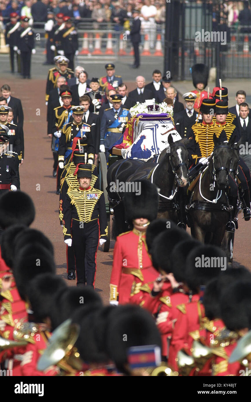 Le cercueil de la Reine mère s'écarte du Palais de St James, suivi par les membres de la famille royale. Banque D'Images