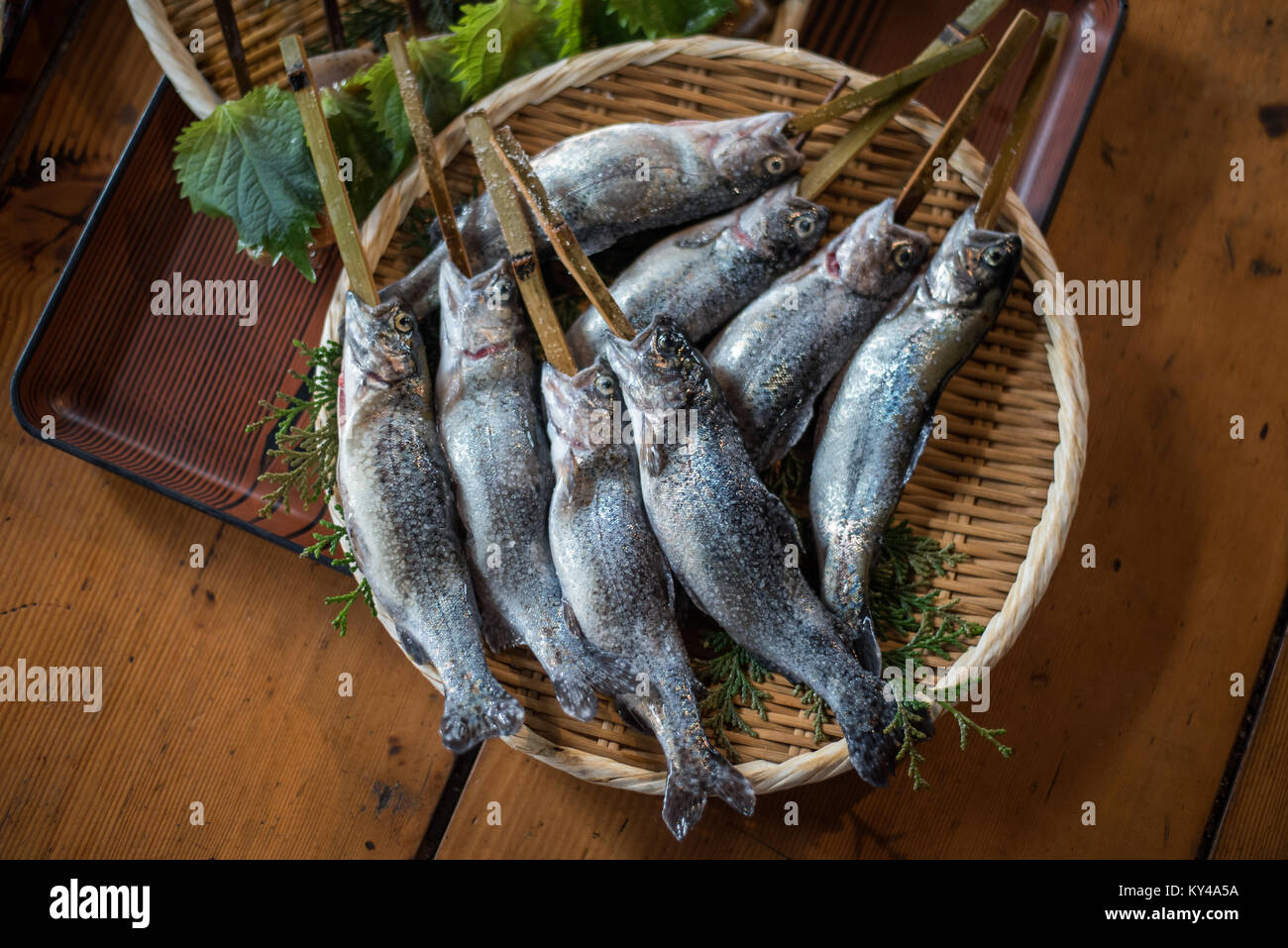 Iwana frais poisson préparer pour barbecue traditionnel japonais avec une  broche de bâton de bambou Photo Stock - Alamy