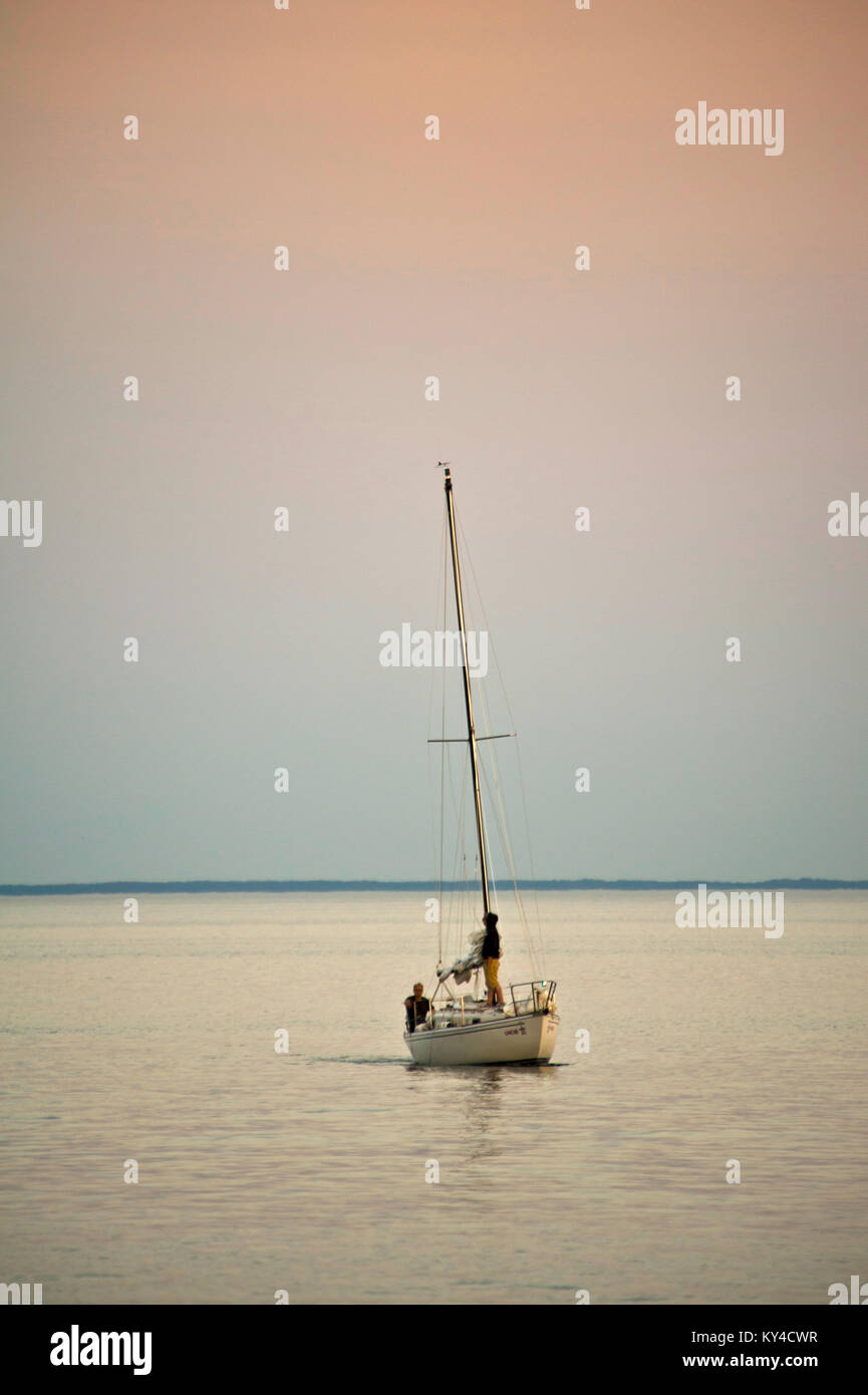 Location de voiles bas entrant Oakville marina sur le lac Ontario Banque D'Images