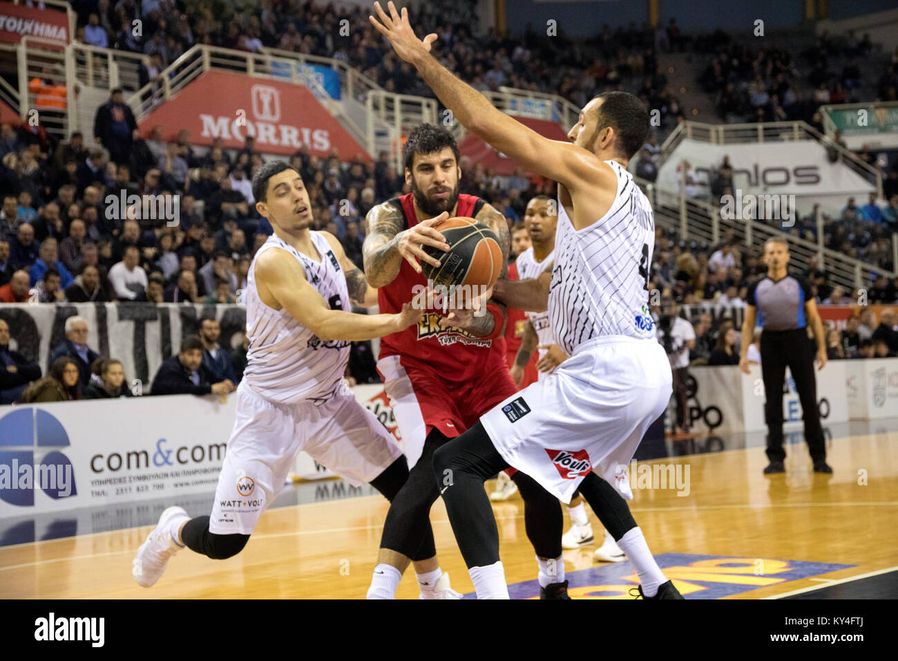 Thessalonique, Grèce, le 7 janvier 2018 : Le joueur de l'Olympiacos Georgios Printezis (C) et le joueur de PAOK Antonis Koniaris (L) en action au cours de la partie Banque D'Images