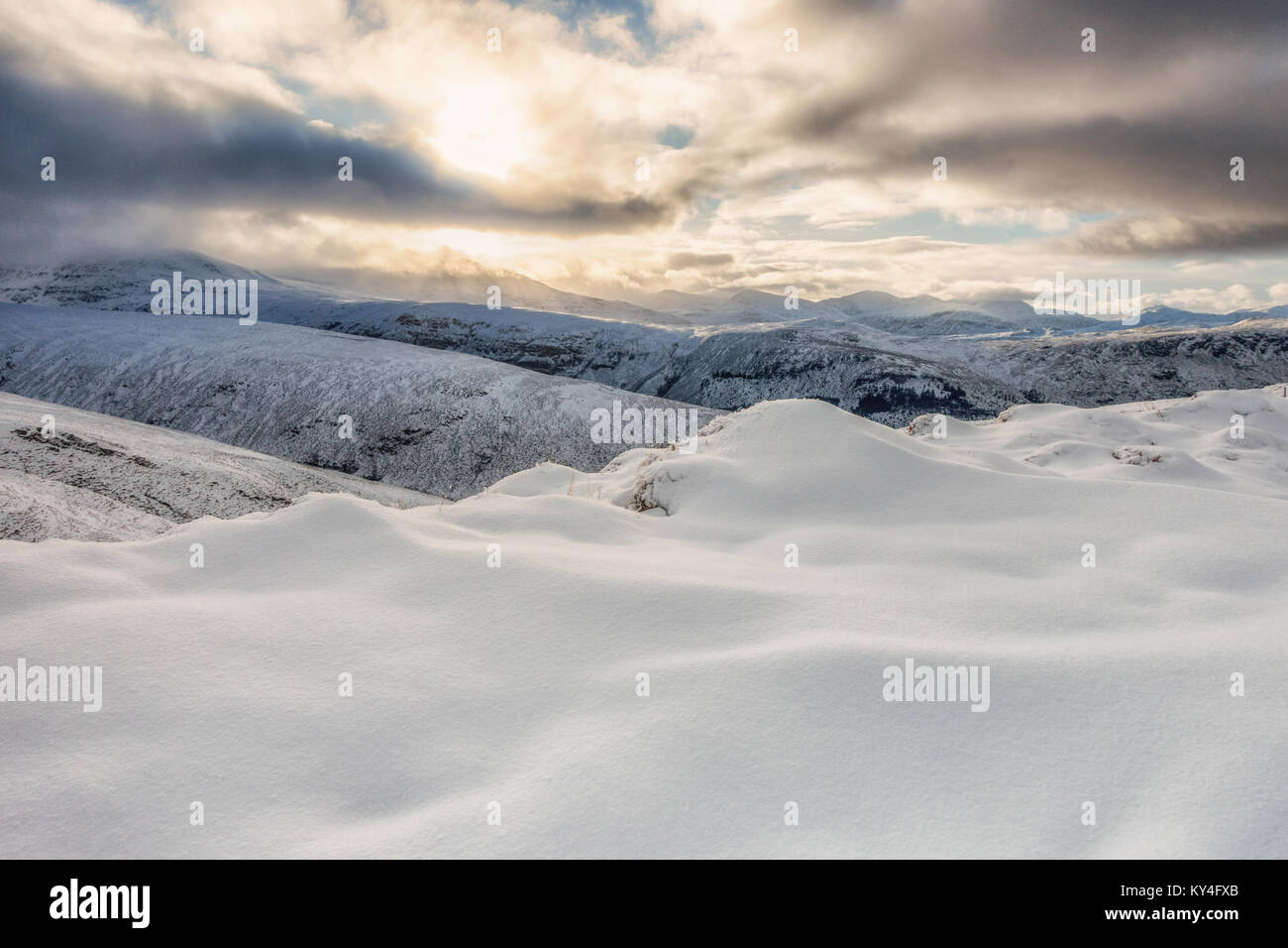 Les conditions d'hiver de neige et de verglas à marcher le long de la voie vers la montagne Meall Dubh (un Graham) (à l'arrière), Wester Ross, Scotland Banque D'Images