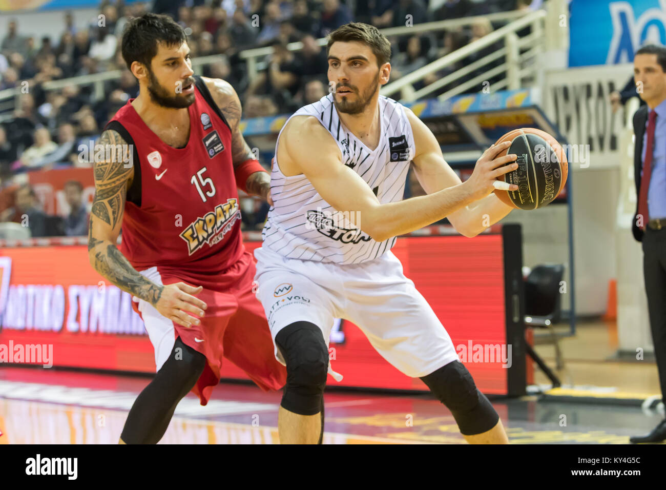 Thessalonique, Grèce, le 7 janvier 2018 : Le joueur de l'Olympiacos Georgios Printezis (L) et dvd de PAOK Evangelos Margaritis (R) en action pendant la Gr Banque D'Images