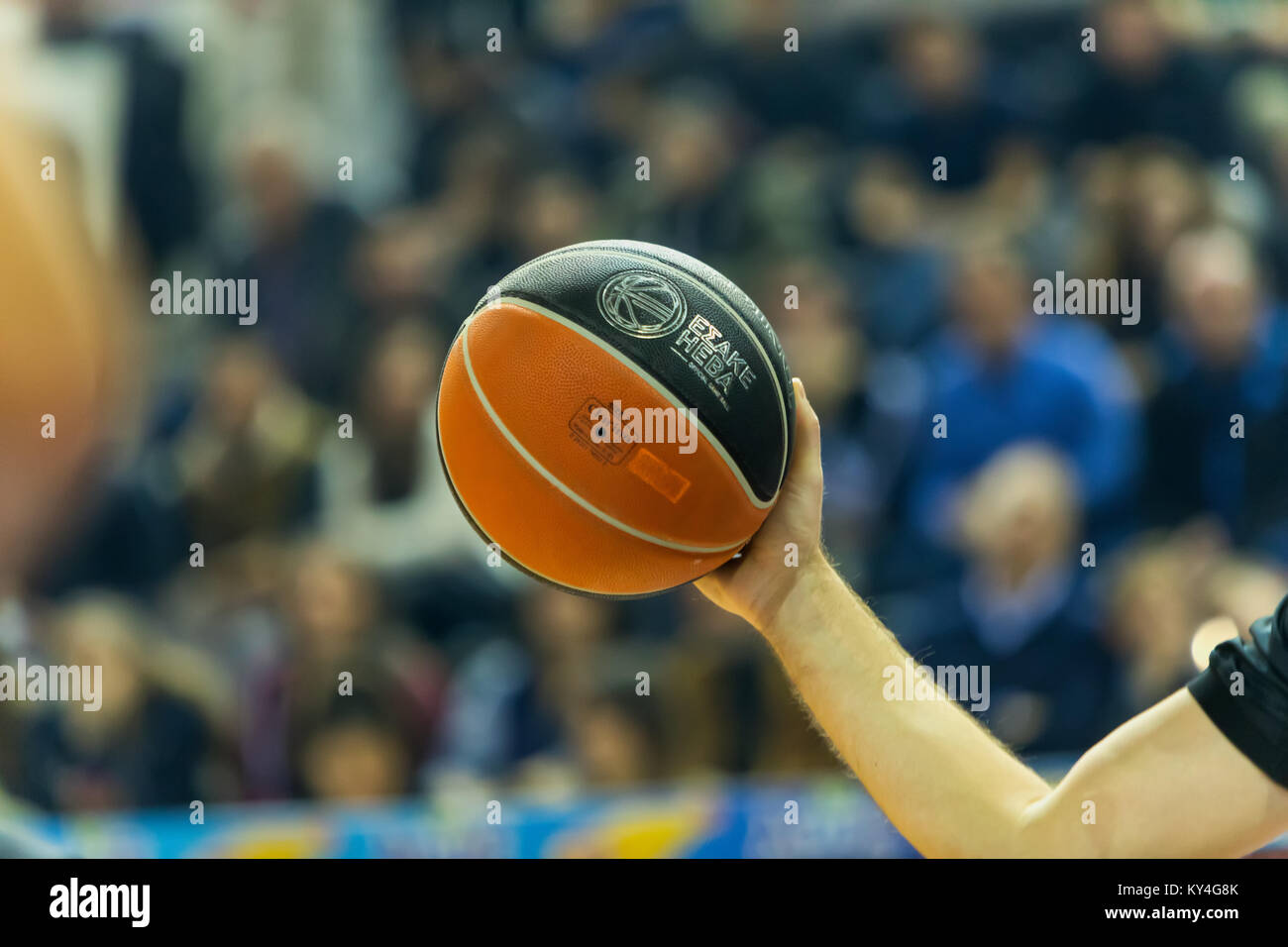 Thessalonique, Grèce, le 7 janvier 2018 : La balle est sur le terrain de basket-ball au cours de la ligue de basket grec Paok jeu dans l'Olympiacos vs Paok Sports Arena Banque D'Images