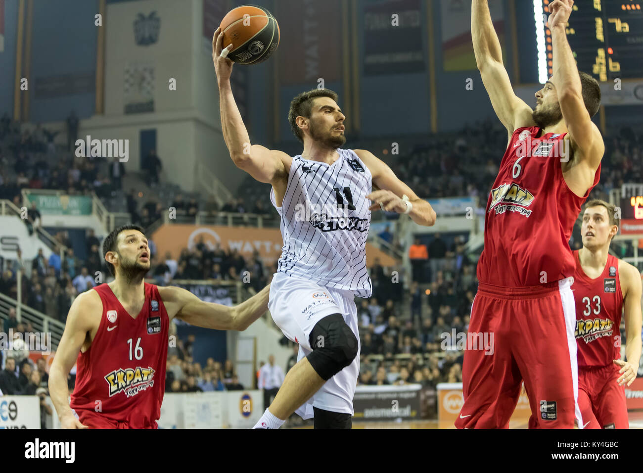 Thessalonique, Grèce, le 7 janvier 2018 : Le joueur de l'Olympiacos Ioannis Papapetrou (R) et dvd de PAOK Evangelos Margaritis (C) en action pendant la Gr Banque D'Images