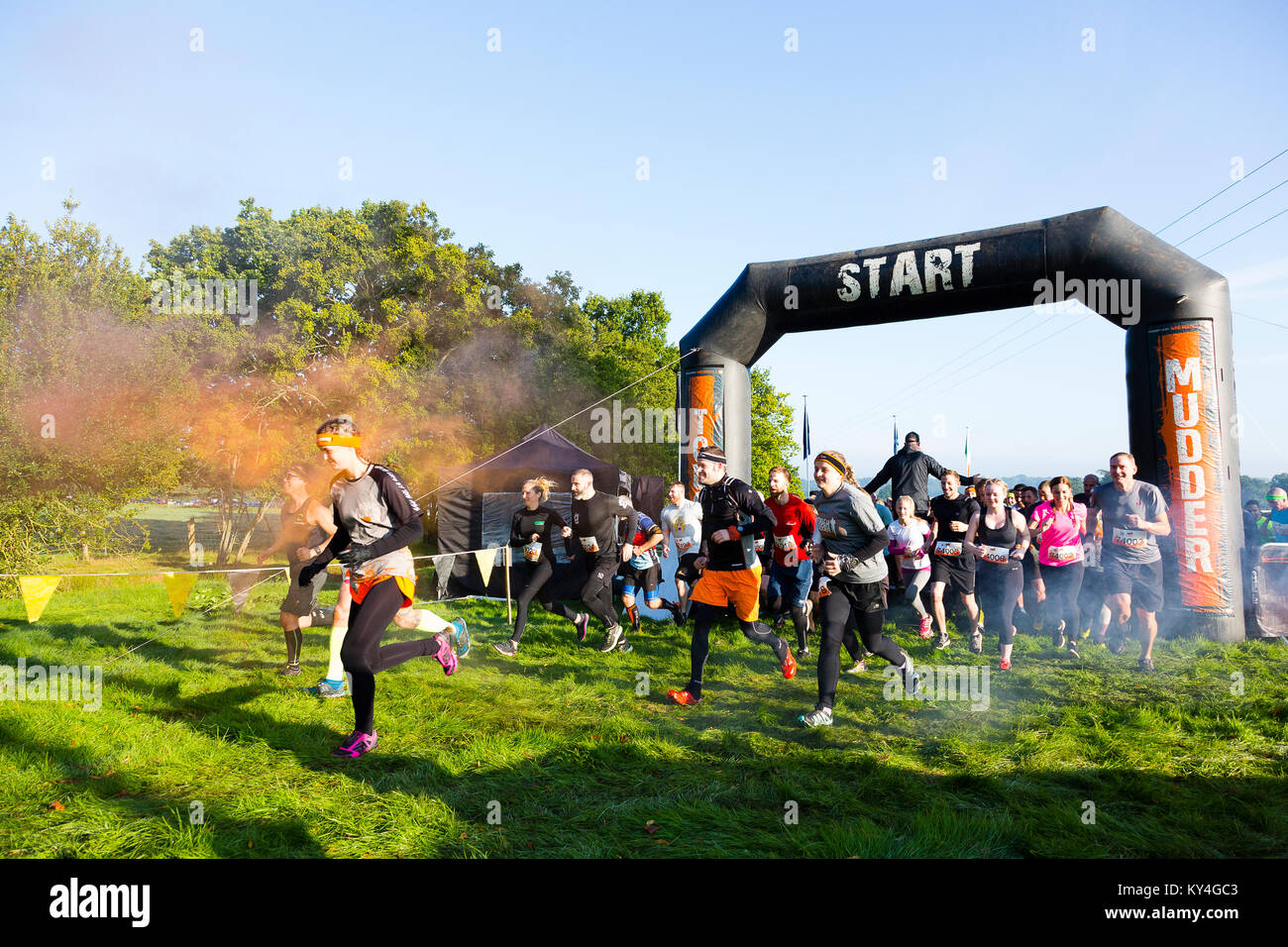 Sussex, UK. Un groupe de concurrents commencent la dure Mudder événement. Banque D'Images