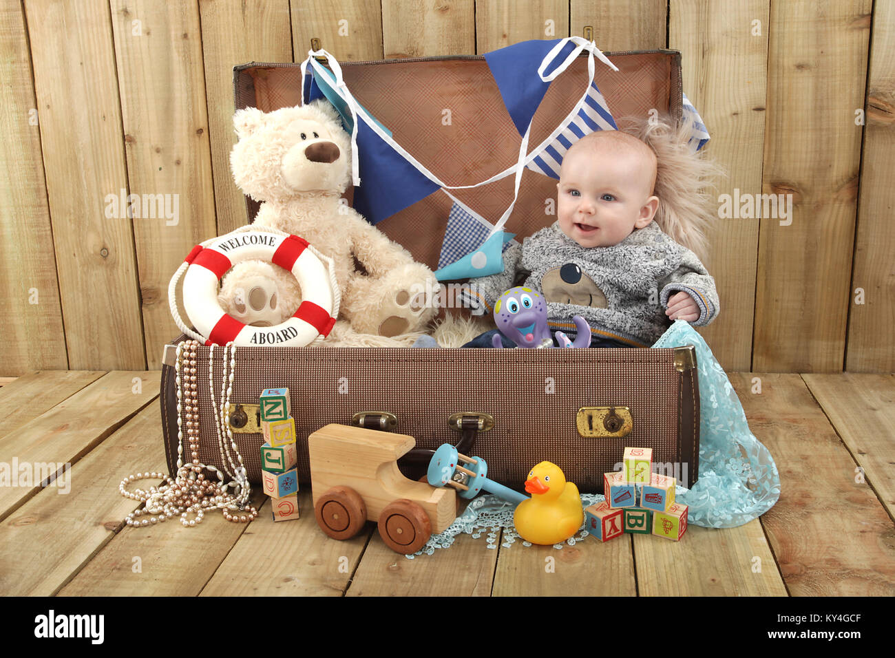 5 mois bébé garçon heureux jouant dans valise pleine de jouets, le développement de l'enfant Banque D'Images