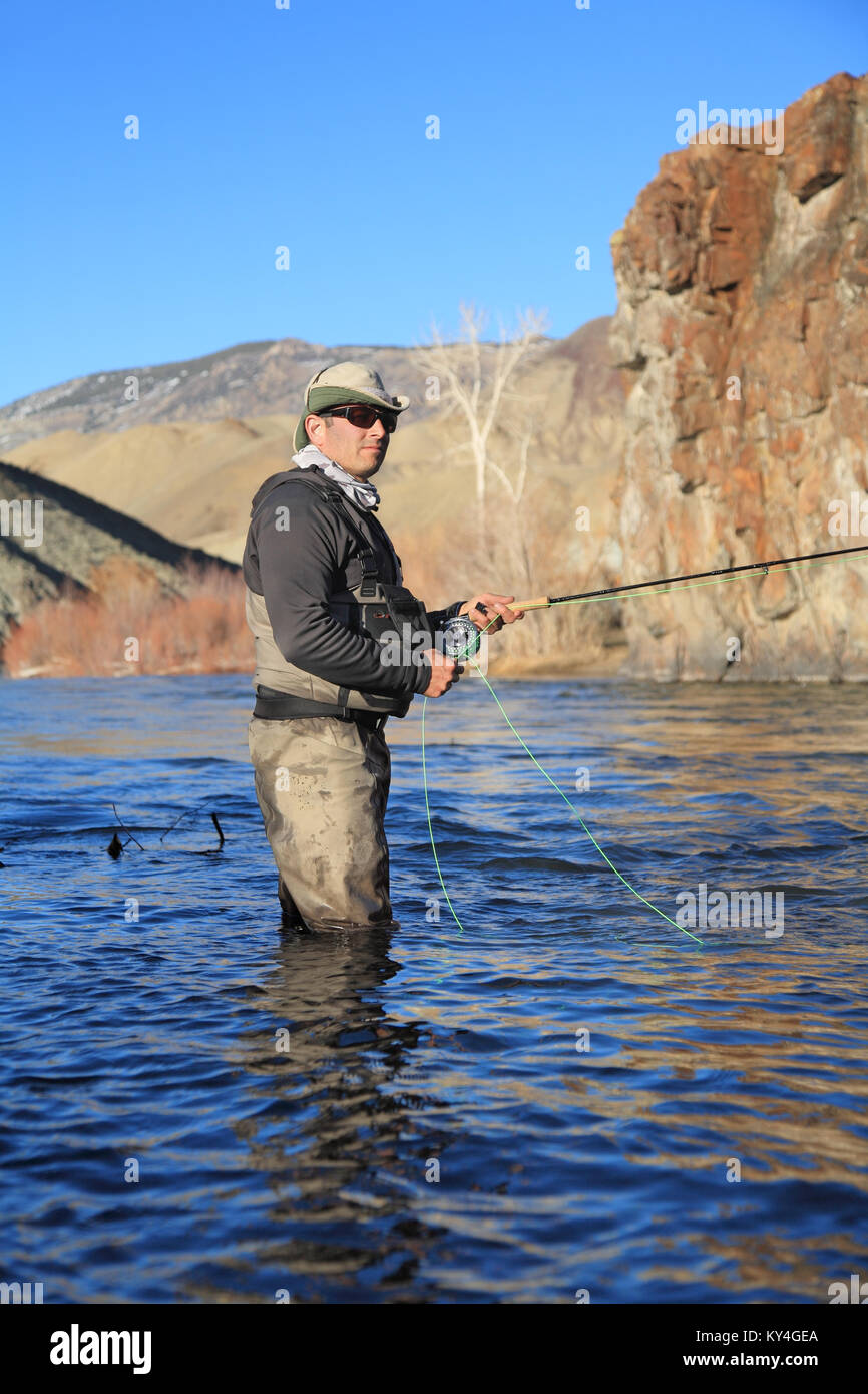 La pêche à la mouche sur une rivière Banque D'Images