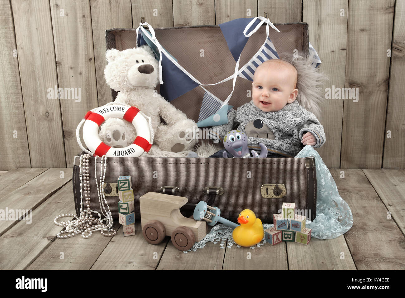 5 mois bébé garçon heureux jouant dans valise pleine de jouets, le développement de l'enfant Banque D'Images