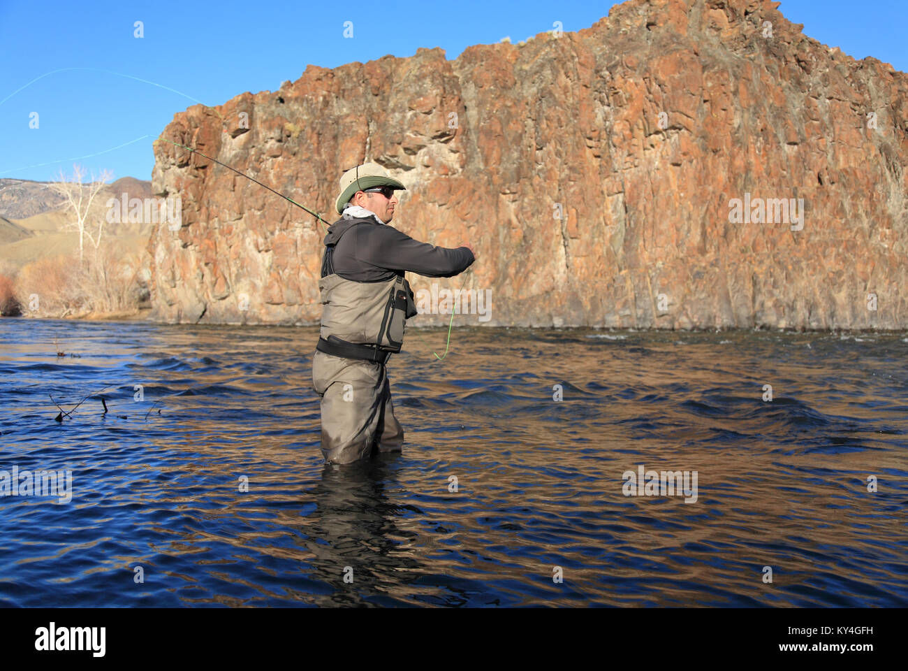 Casting pêcheur sur la rivière Salmon, à New York, USA Banque D'Images