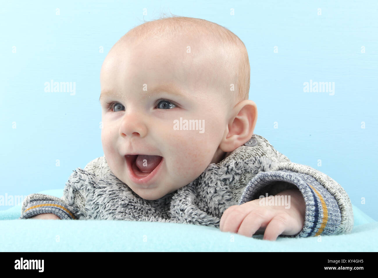 5 mois bébé garçon heureux de jouer sur un tapis de jeux, le développement de l'enfant Banque D'Images
