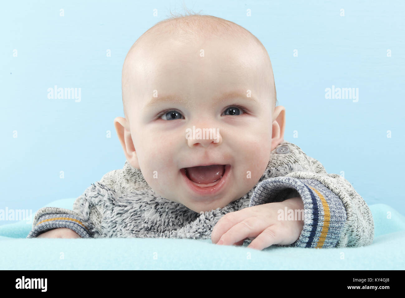 5 mois bébé garçon heureux de jouer sur un tapis de jeux, le développement de l'enfant Banque D'Images
