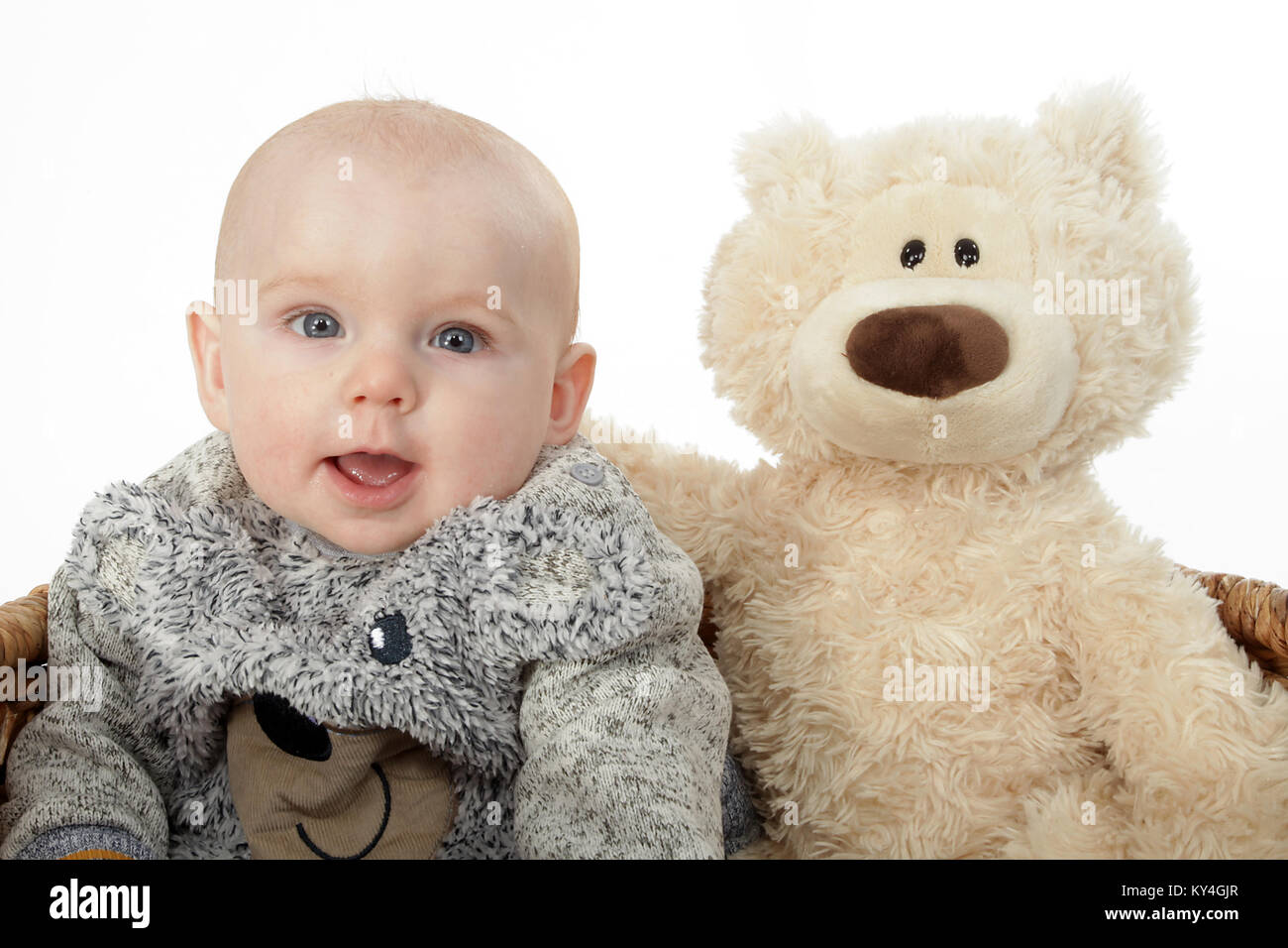 5 mois bébé garçon heureux jouant dans panier avec teddy, le développement de l'enfant Banque D'Images