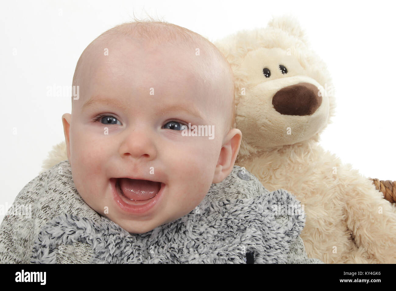5 mois bébé garçon heureux jouant dans panier avec teddy, le développement de l'enfant Banque D'Images