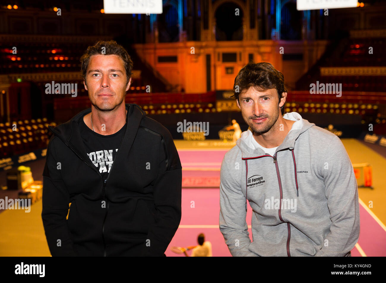 Londres, Royaume-Uni. Juan Carlos Ferrero et Marat Safin poser lors d'un photocall pour marquer le lancement de la Champions' tournoi de tennis au Royal Albert Hal Banque D'Images