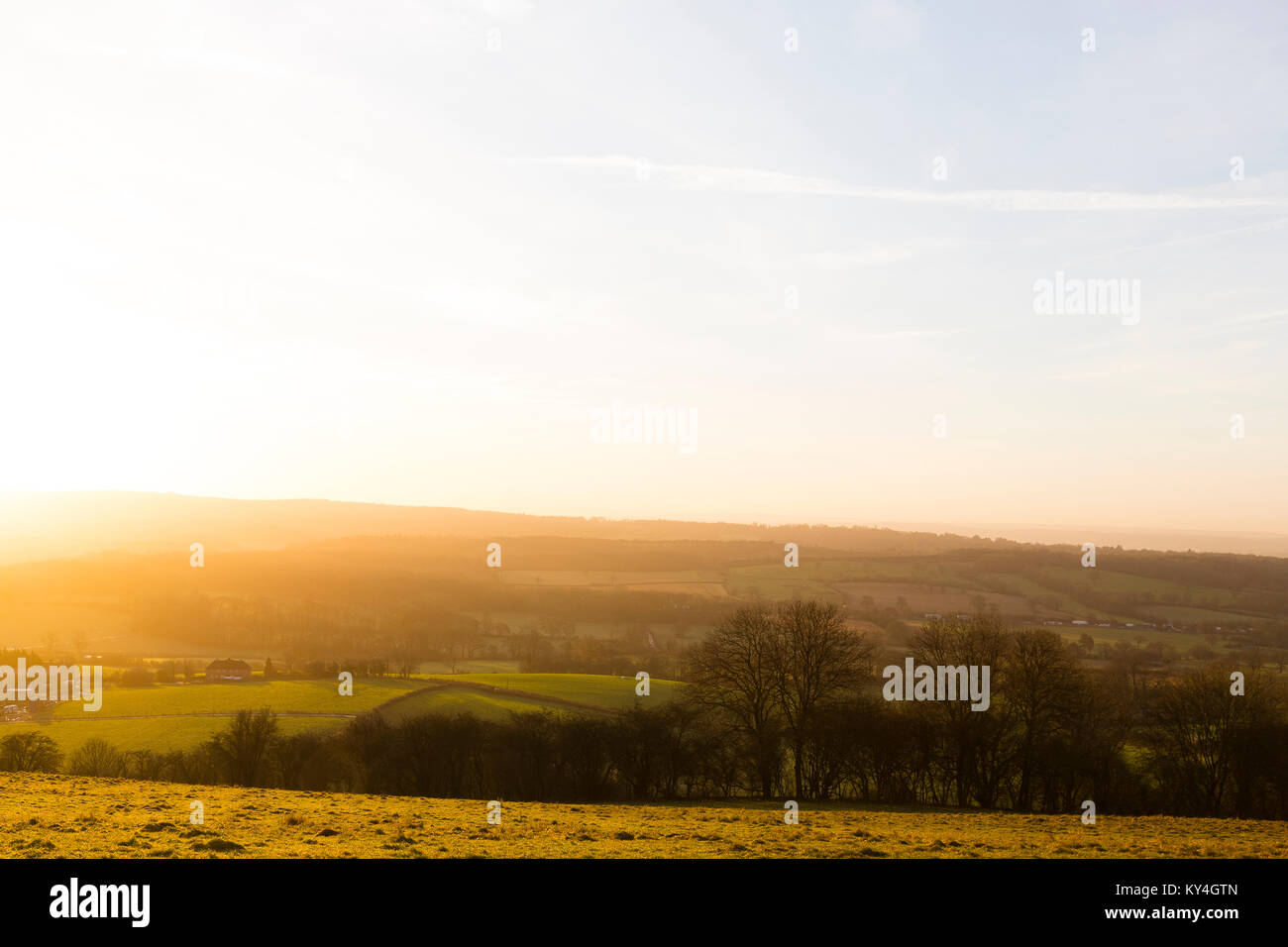Titsey, UK. Le soleil se lève sur une scène rurale des North Downs en Amérique du Surrey. Banque D'Images