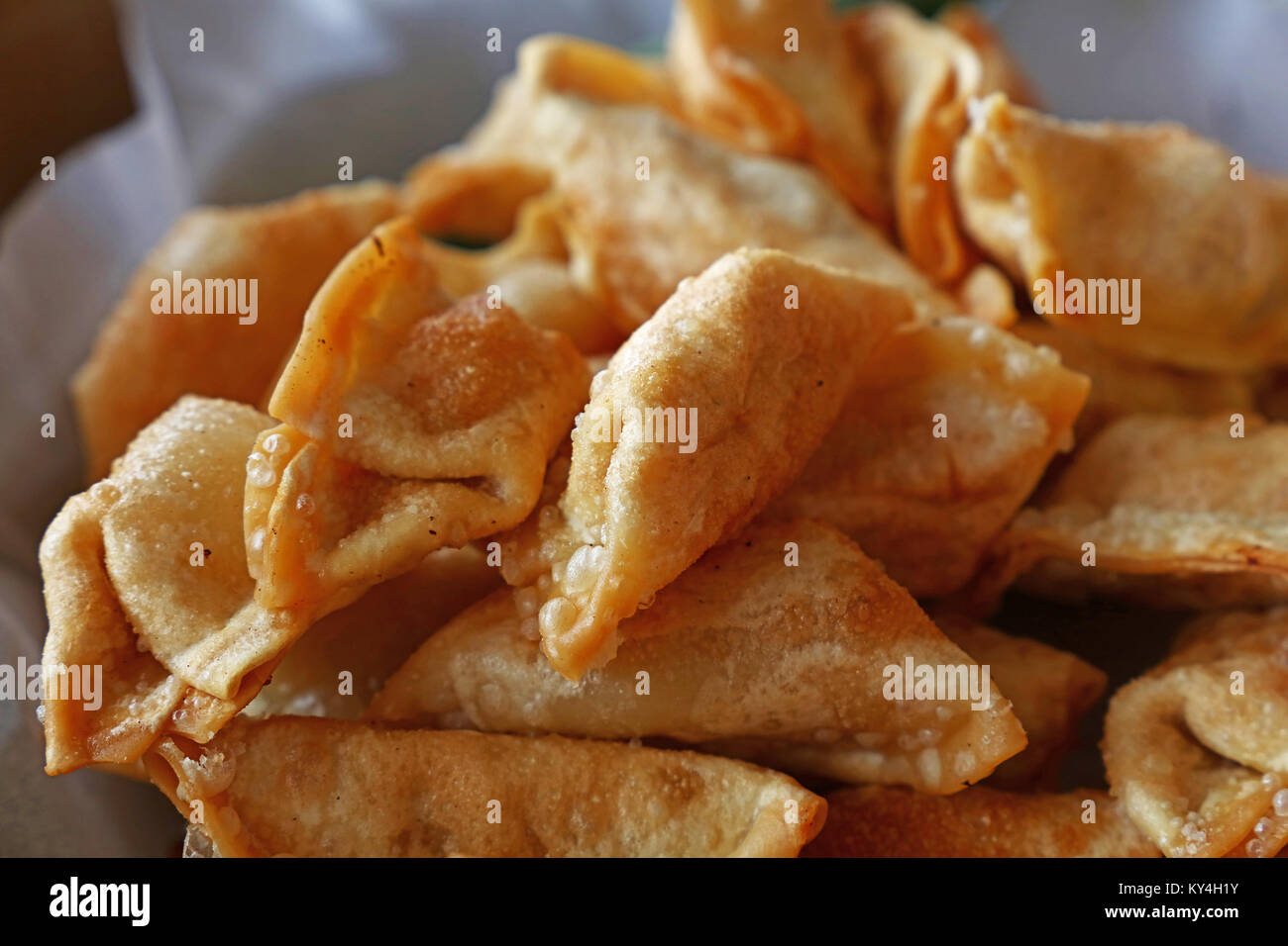 Close up partie des Jiaozi chinois traditionnels dumplings frits sur papier, high angle view Banque D'Images
