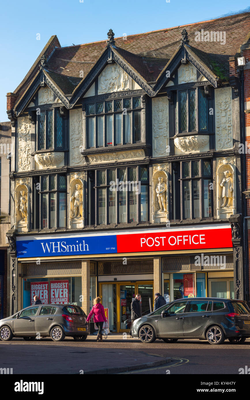 Au-dessus de la façade célèbre WH Smith & bureau de poste, panneau supérieur représente le roi Canut démontrant sa faillibilité pour retenir la marée. Bury St Edmunds, Royaume-Uni Banque D'Images