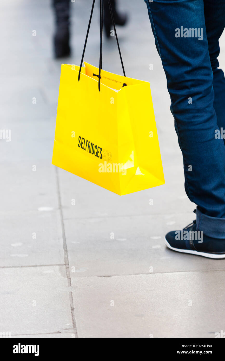 Londres, Royaume-Uni. Personne tenant un sac de magasinage de Selfridges sur Oxford Street. Banque D'Images