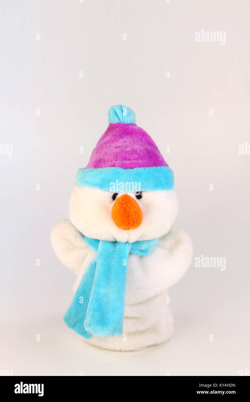 Bonhomme adorable en peluche sur fond blanc Banque D'Images