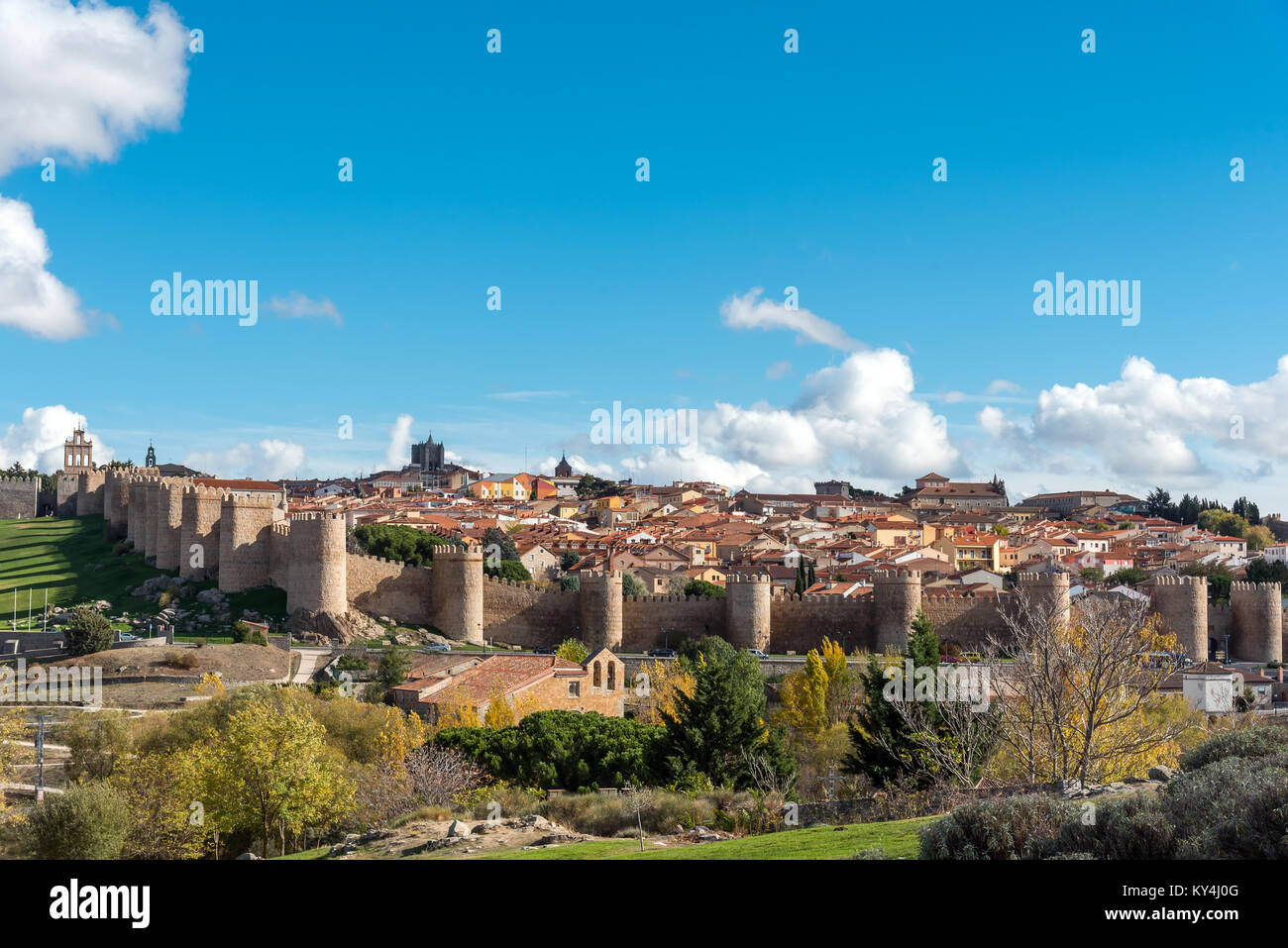 Voir d'Avila en Espagne avec le célèbre mur de la ville environnante Banque D'Images Voir d'Avila en Espagne avec le célèbre mur de la ville environnante Banque D'Images