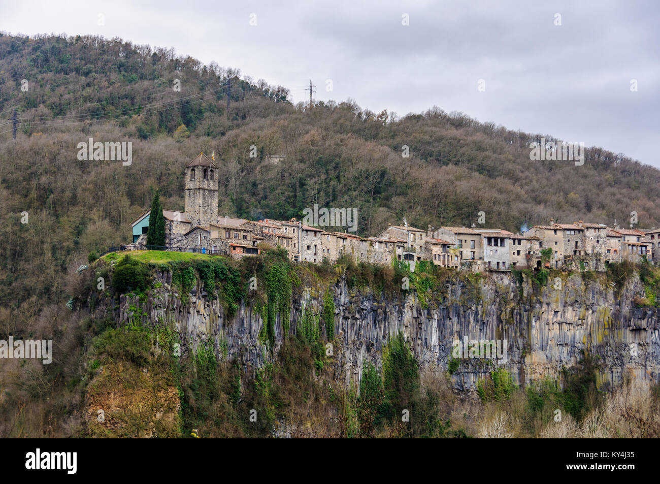 Castellfollit de la Roca, un village Catalan médiéval sur un rocher, Espagne Banque D'Images