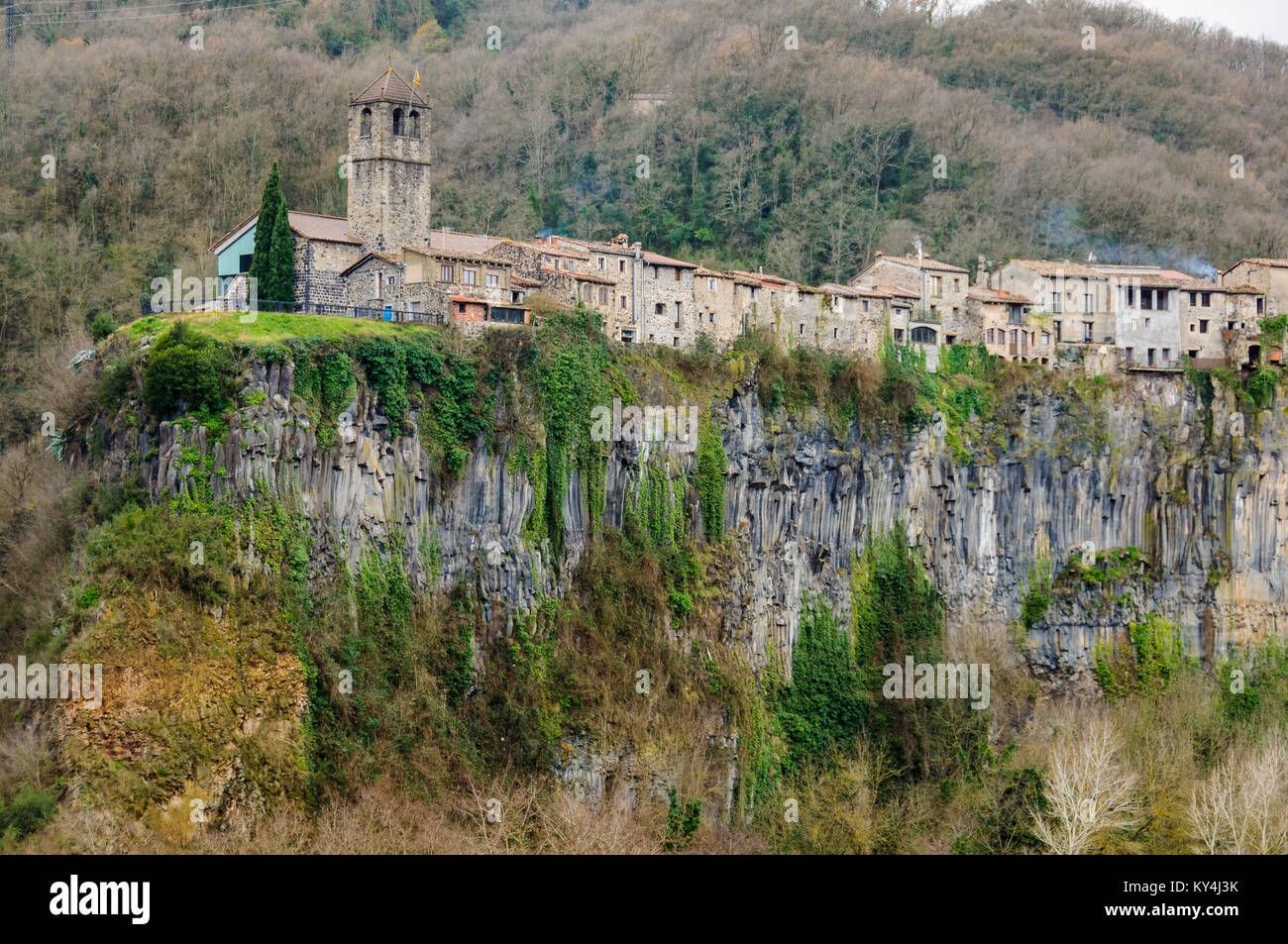 Castellfollit de la Roca, un village Catalan médiéval sur un rocher, Espagne Banque D'Images